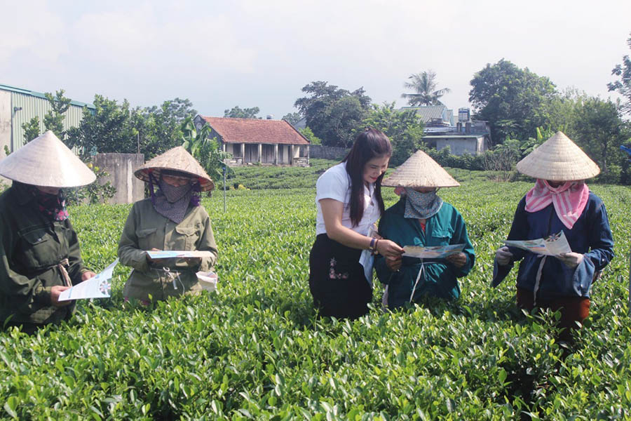 -Cán bộ truyền thông (BHXH tỉnh Thái Nguyên) tuyên truyên, vận động người dân tham gia BHXH tự nguyện tại xã Tân Cương (TP. Thái nguyên).