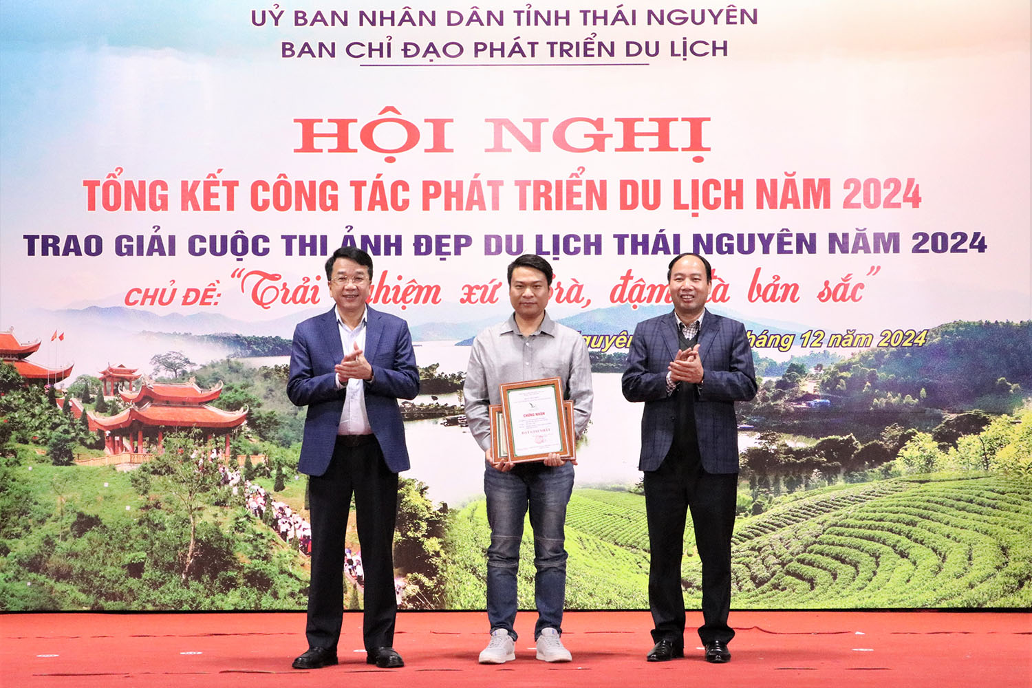 Đồng chí Nguyễn Thanh Bình, Phó Chủ tịch UBND tỉnh, Trưởng Ban Chỉ đạo Phát triển du lịch tỉnh (ngoài cùng bên trái) trao Giấy chứng nhận Giải Nhất cho tác giả đoạt giải Cuộc thi ảnh đẹp du lịch Thái Nguyên năm 2024