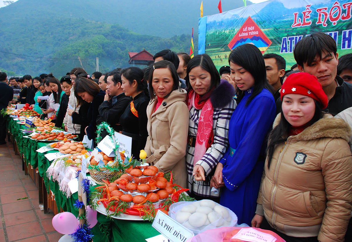 Hội thi làm bánh giầy tại Lễ hội Lồng Tồng ATK Định Hóa. Ảnh: V.T