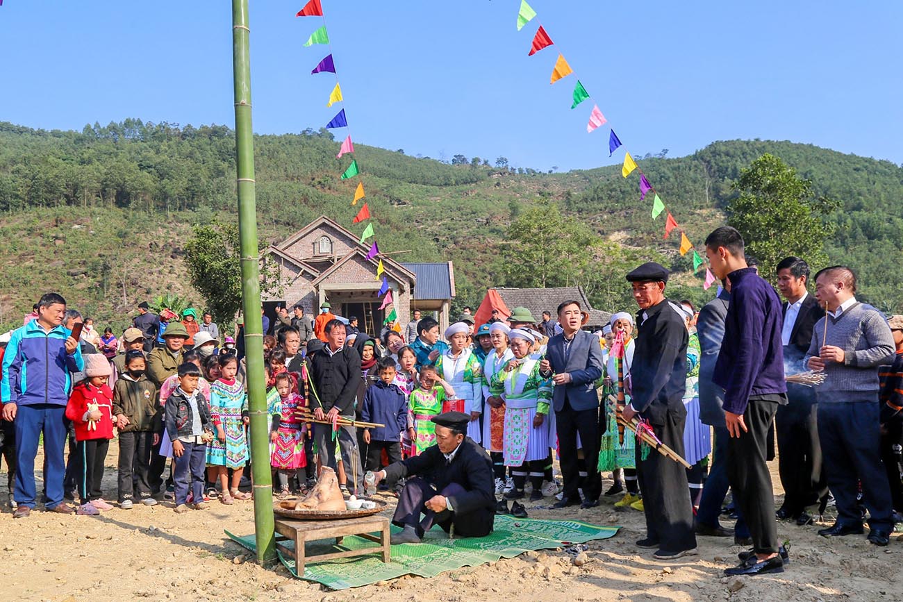 Thầy cúng làm lễ trong Lễ hội Gầu Tào