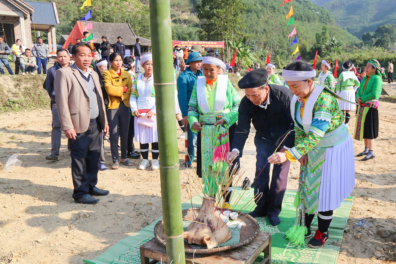 Bà con thắp hương bày tỏ ước vọng trong năm mới