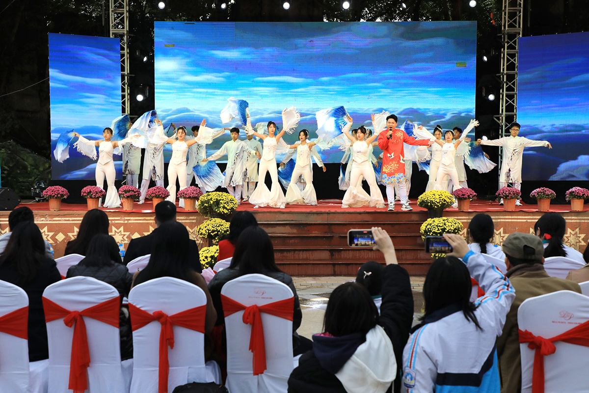  Trường THPT Chu Văn An trình diễn tiết mục hát múa “Con cò” (Ảnh: Việt Hùng)