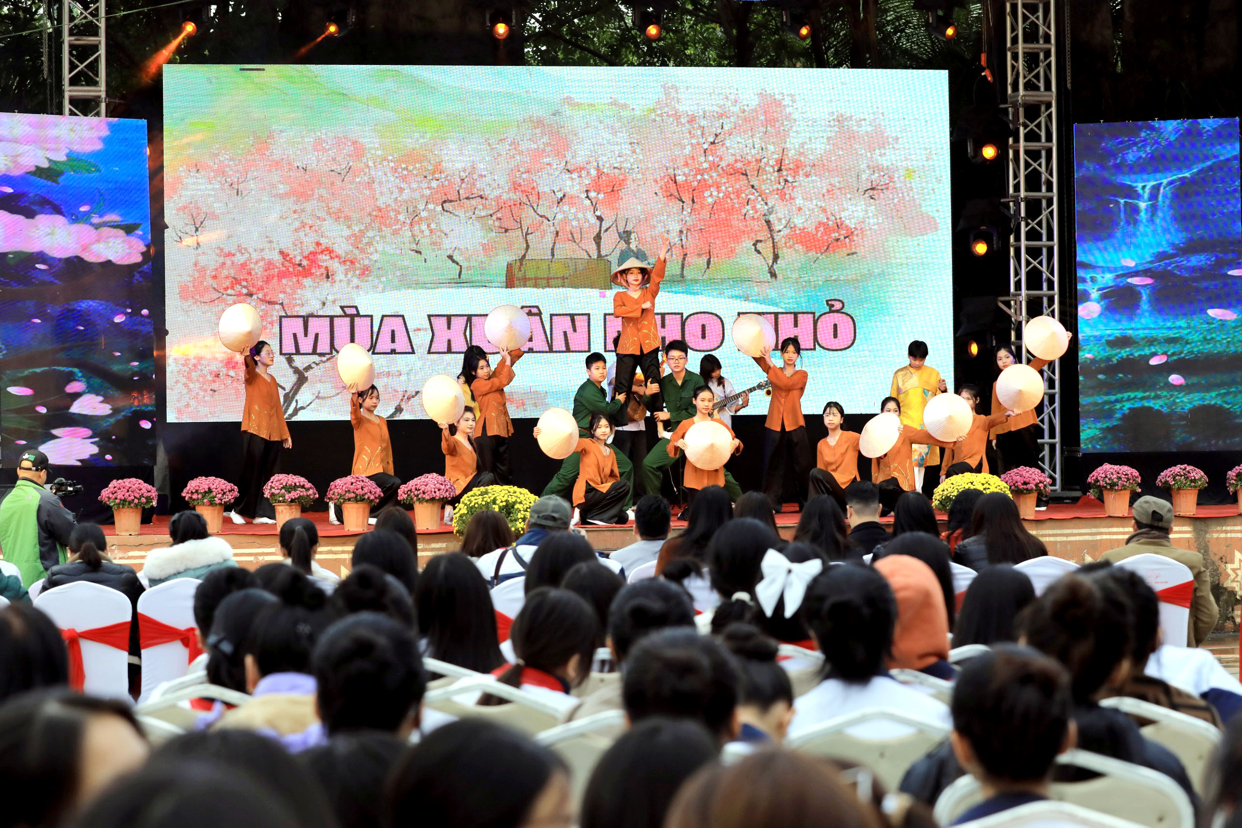 Khán giả thưởng thức tiết mục của Trường THCS Nha Trang (Ảnh: Việt Hùng)
