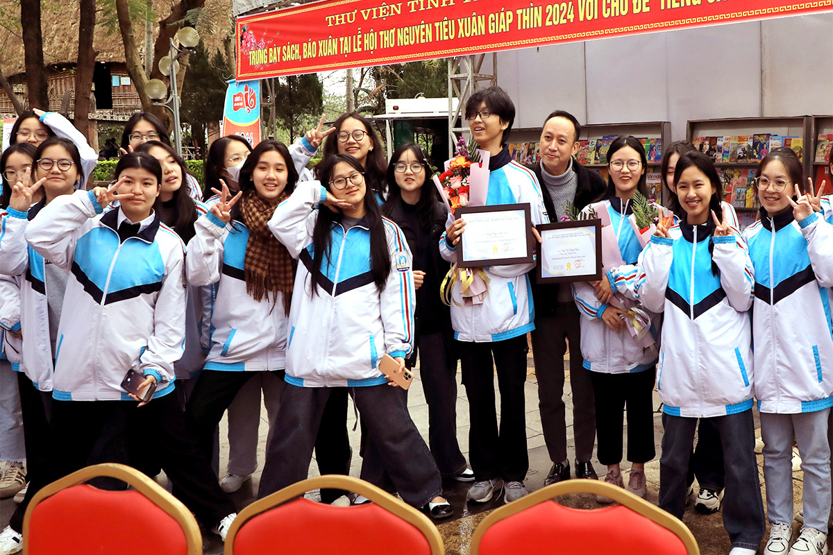 Giải Nhất và giải Nhì của Cuộc thi “Thơ trẻ Online 2024”  “gọi tên” Trường THPT Chuyên Thái Nguyên. (Ảnh: Việt Hùng)