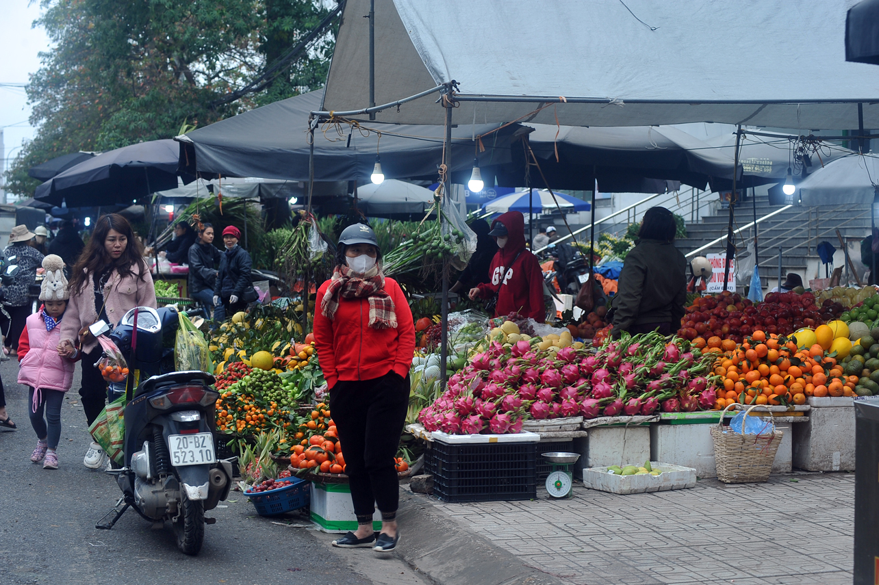 Một quầy hoa quả ở chợ Trung Tâm