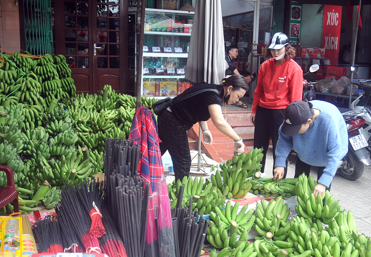Một hàng bán chuối xanh trên đường Bến Oánh 