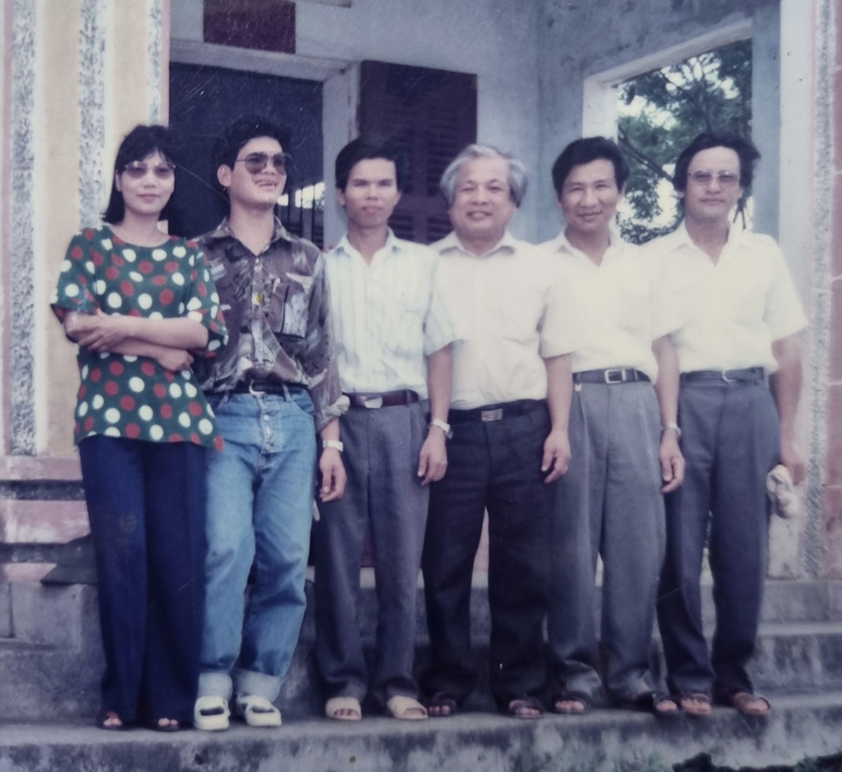 Nhà thơ Hà Đức Toàn (thứ tư từ trái sang) và các đồng nghiệp trong một chuyến đi thực tế năm 1995Nhà thơ Hà Đức Toàn (thứ tư từ trái sang) và các đồng nghiệp trong một chuyến đi thực tế năm 1995