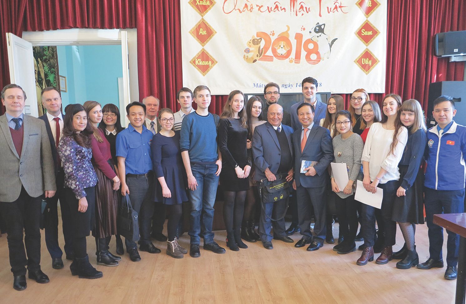 Các sinh viên Nga học tiếng Việt đến dự Tết ở Đại sứ quán
