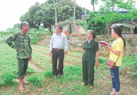 Cựu Thanh niên xung phong Đỗ Thị Hoàn (thứ hai, từ phải sang) kể lại những kỷ niệm về đồng đội