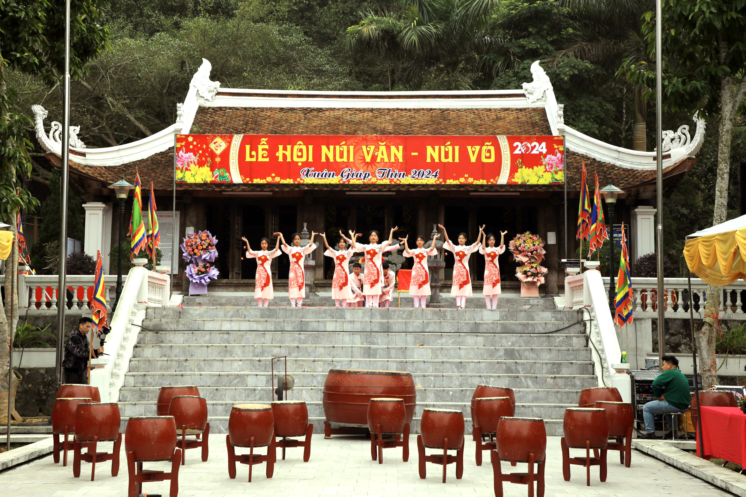 Lễ hội mùa xuân qua ống kính NSNA Việt Hùng