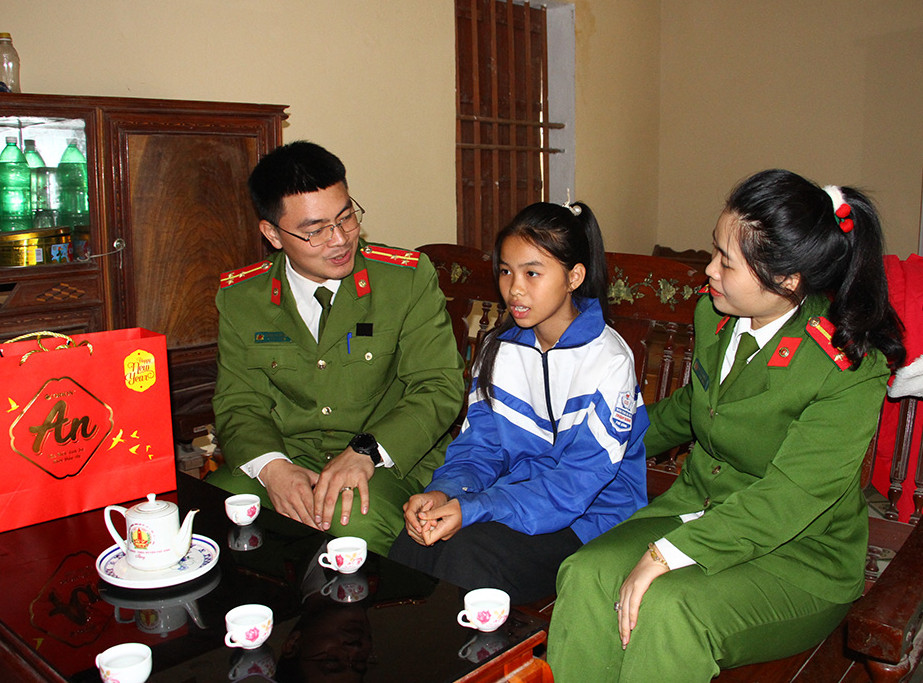 Em Nguyễn Dương Huyền Thư hạnh phúc khi nhận sự quan tâm, chia sẻ của cán bộ, chiến sĩ Đoàn thanh niên, Hội phụ nữ Công an tỉnh