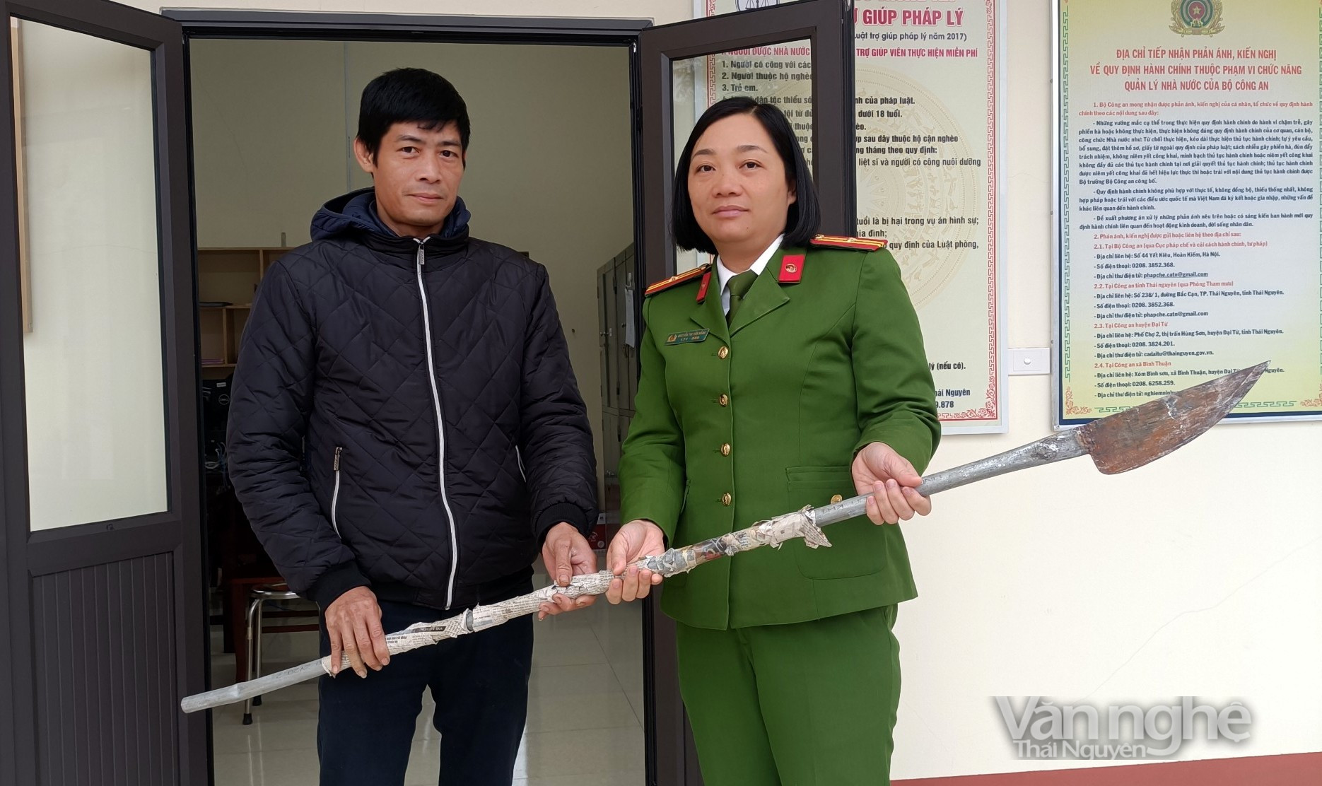 Thiếu tá Nguyễn Thị Yến Hằng vận động người dân trên địa bàn giao nộp vũ khí tự chế
