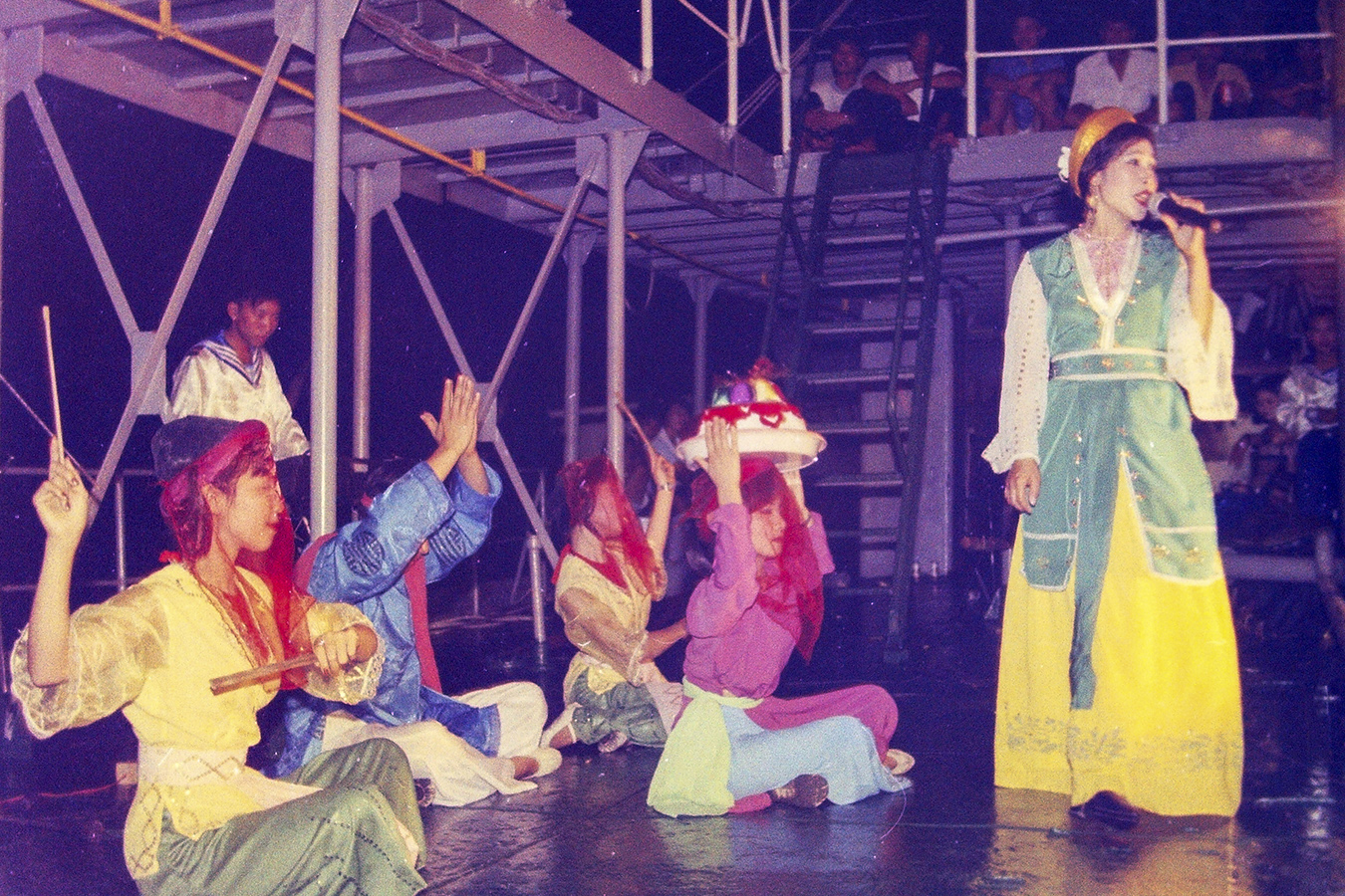 Ca sĩ Thu Lan hát trên tàu HQ-936 ở Trường Sa năm 1996