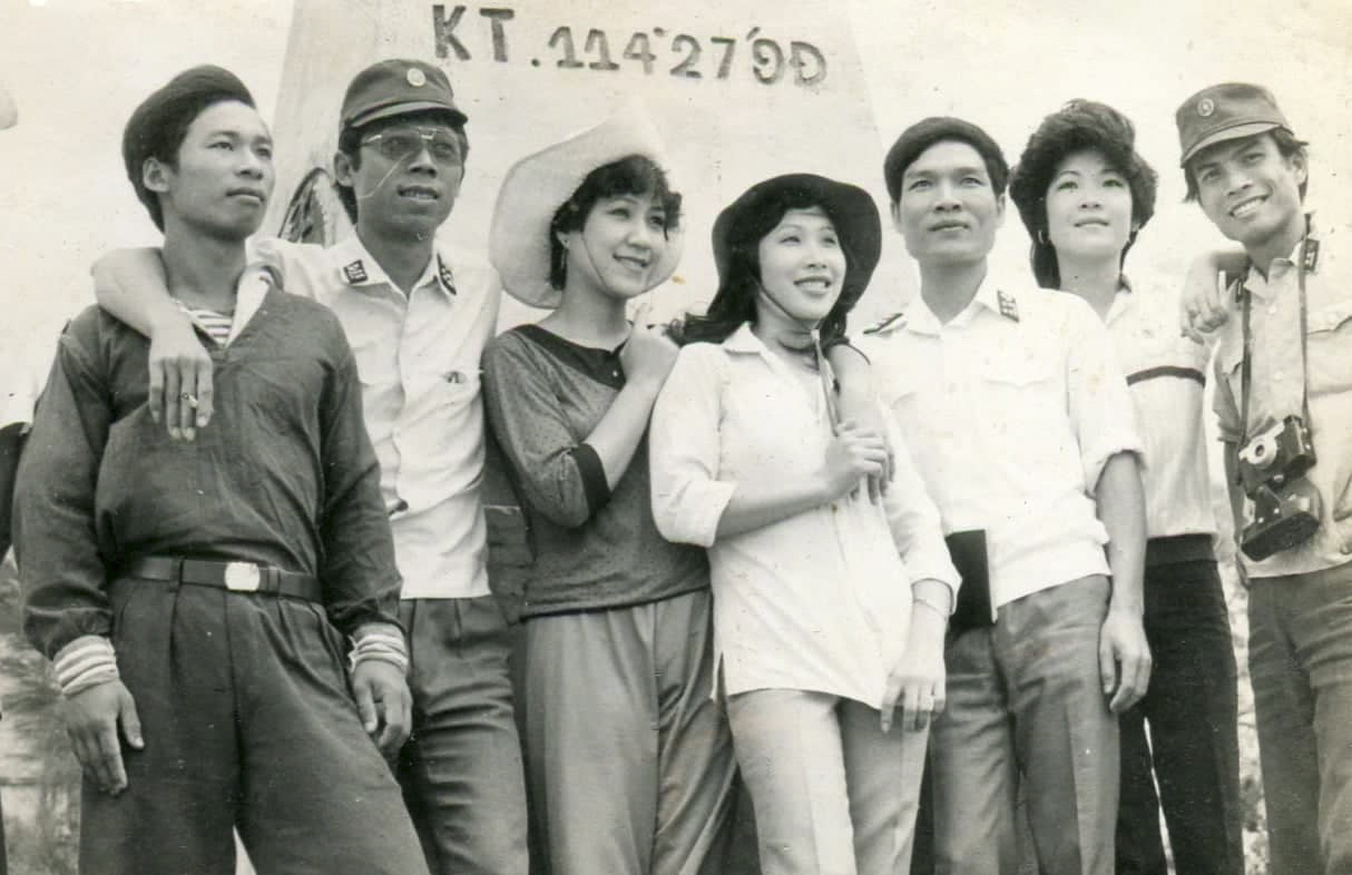 Văn công Hải quân ở Trường Sa năm 1983 (ca sĩ Thu Lan đứng giữa, ca sĩ Hoàng Nguyên đứng bên phải) - ảnh nhân vật cung cấp