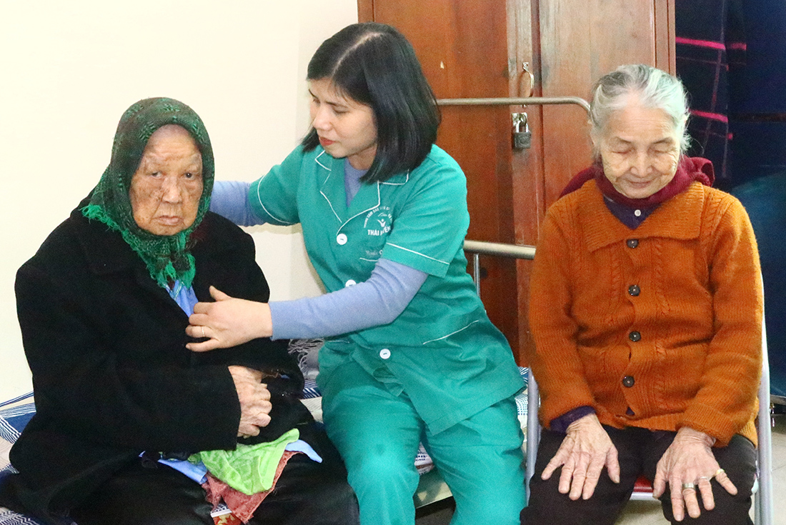 Cụ Dương Thị Bài, 107 tuổi (áo đen) đã mấy chục năm đón tết ở Trung tâm Bảo trợ và Công tác xã hội