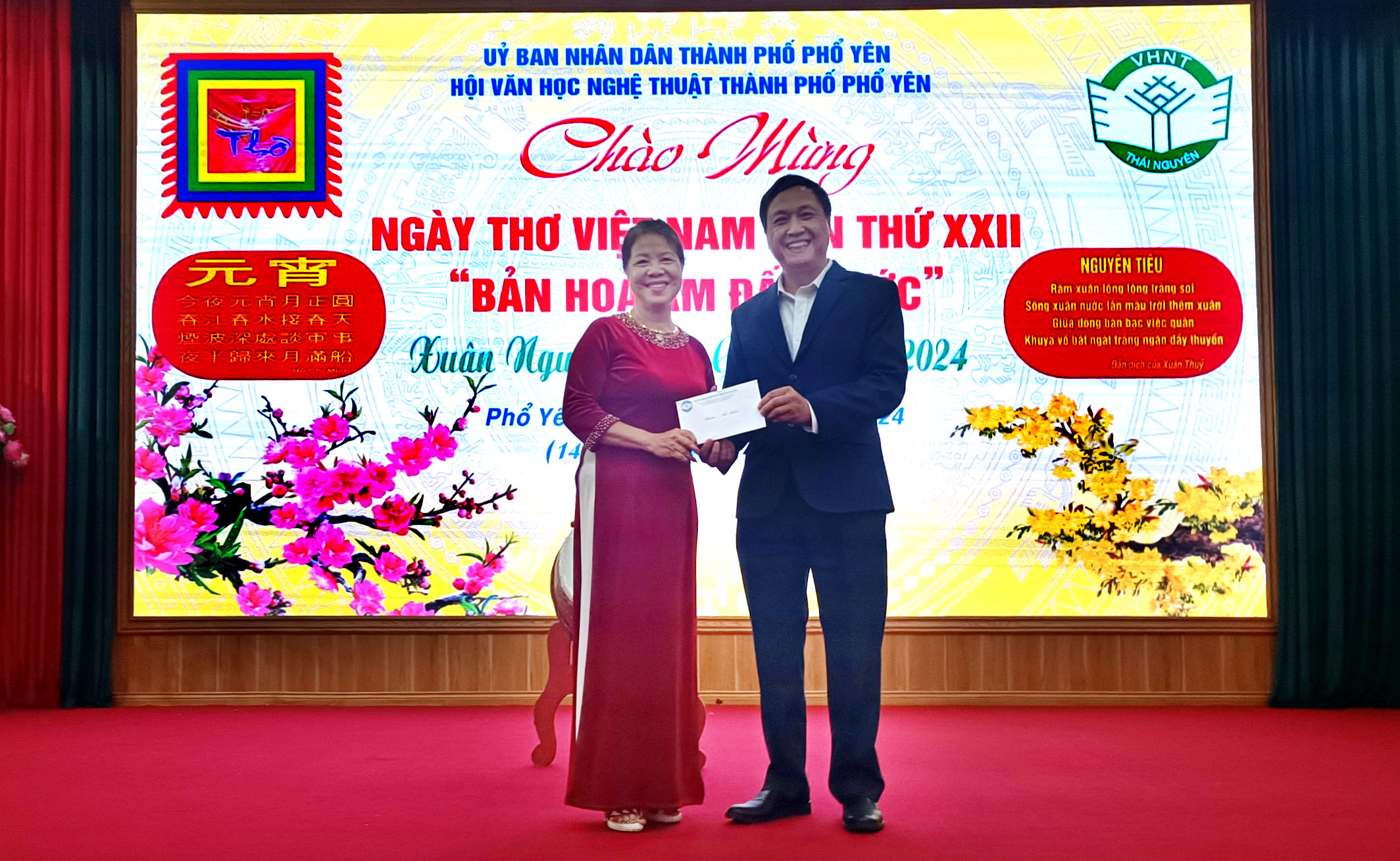 Nhà báo Trần Thép thay mặt cơ quan Thường trực Hội VHNT tỉnh trao quà của Hội VHNT tỉnh cho Hội VHNT TP. Phổ Yên
