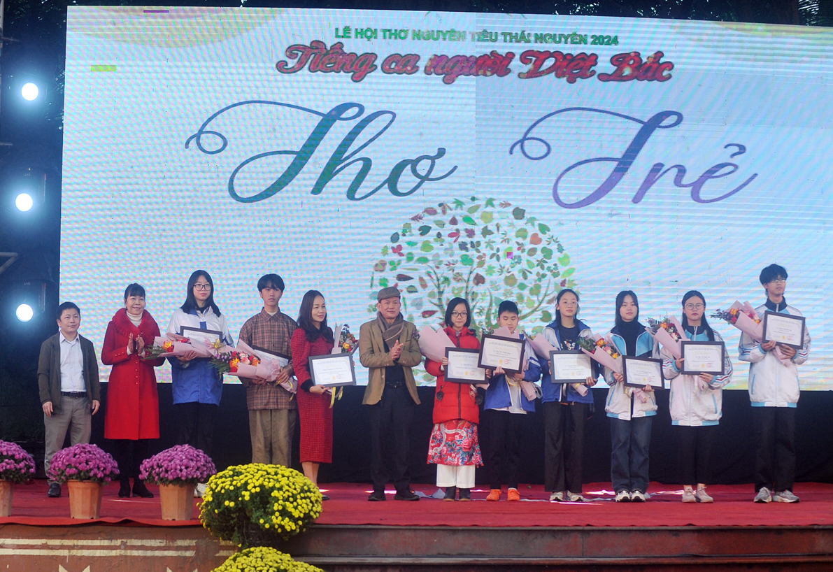 Học sinh Dương Ngô Minh Đức, Trường Chuyên Thái Nguyên giành giải Nhất Cuộc thi “Thơ trẻ Online 2024”