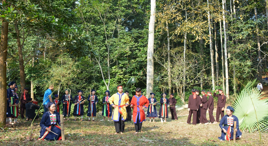 Múa “Tắc Xình”, điệu múa dân gian dân tộc Sán Chay, thường được tổ chức trong nghi lễ Cầu mùa vào mùa xuân