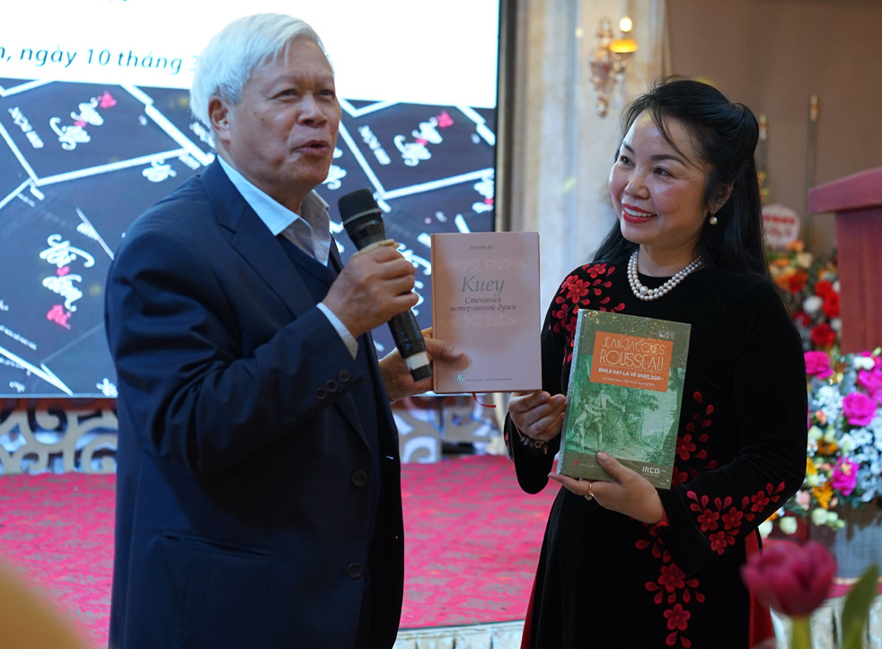 GS. TS. Viện sĩ - nhà thơ Nguyễn Huy Hoàng , chia sẻ những cảm nhận về tập thơ và tặng quà chúc mừng tác giả