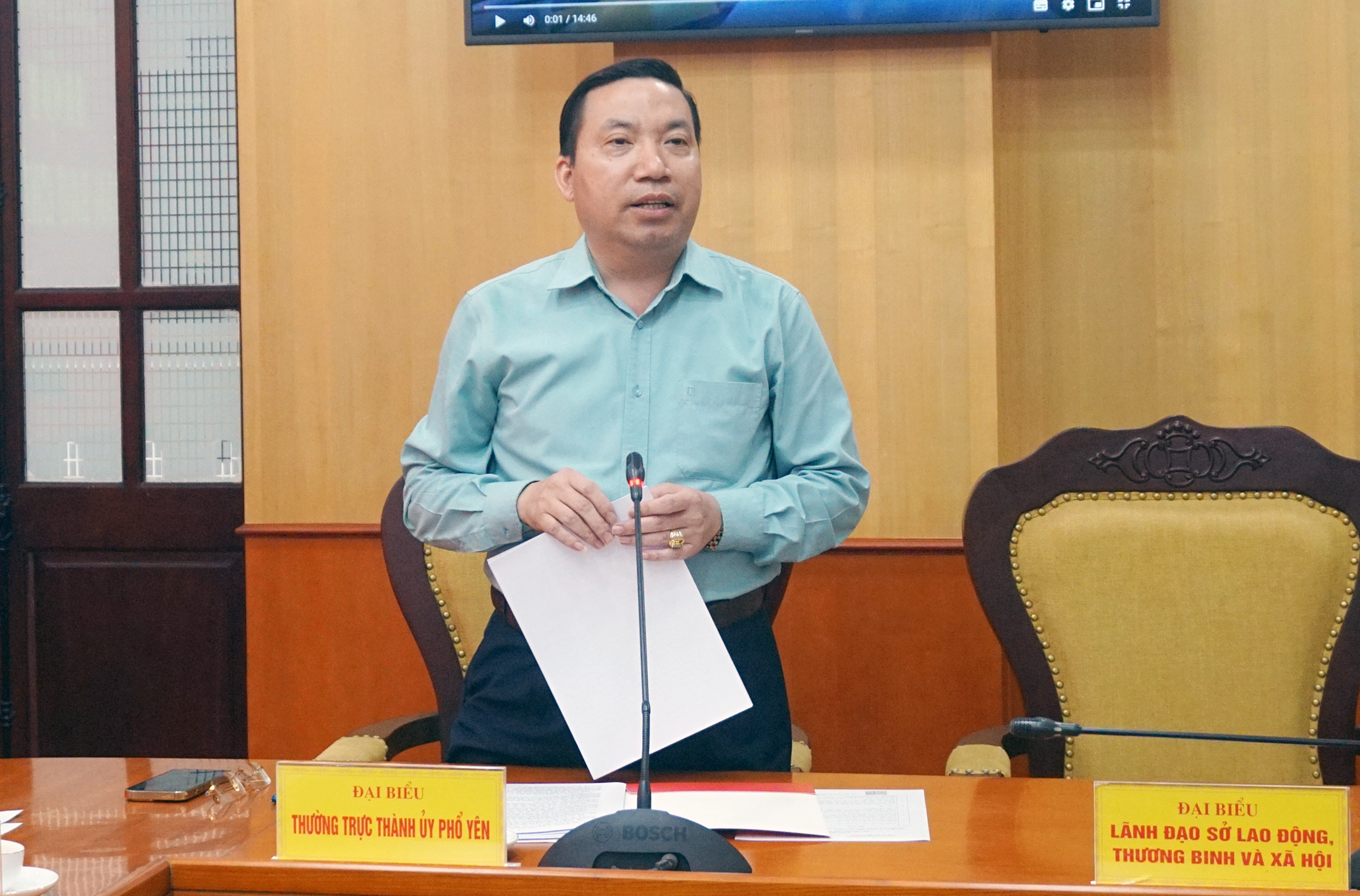 Đồng chí Nguyễn Xuân Trường, Phó Bí thư Thường trực Thành ủy Phổ Yên cung cấp thông tin tại Hội nghị
