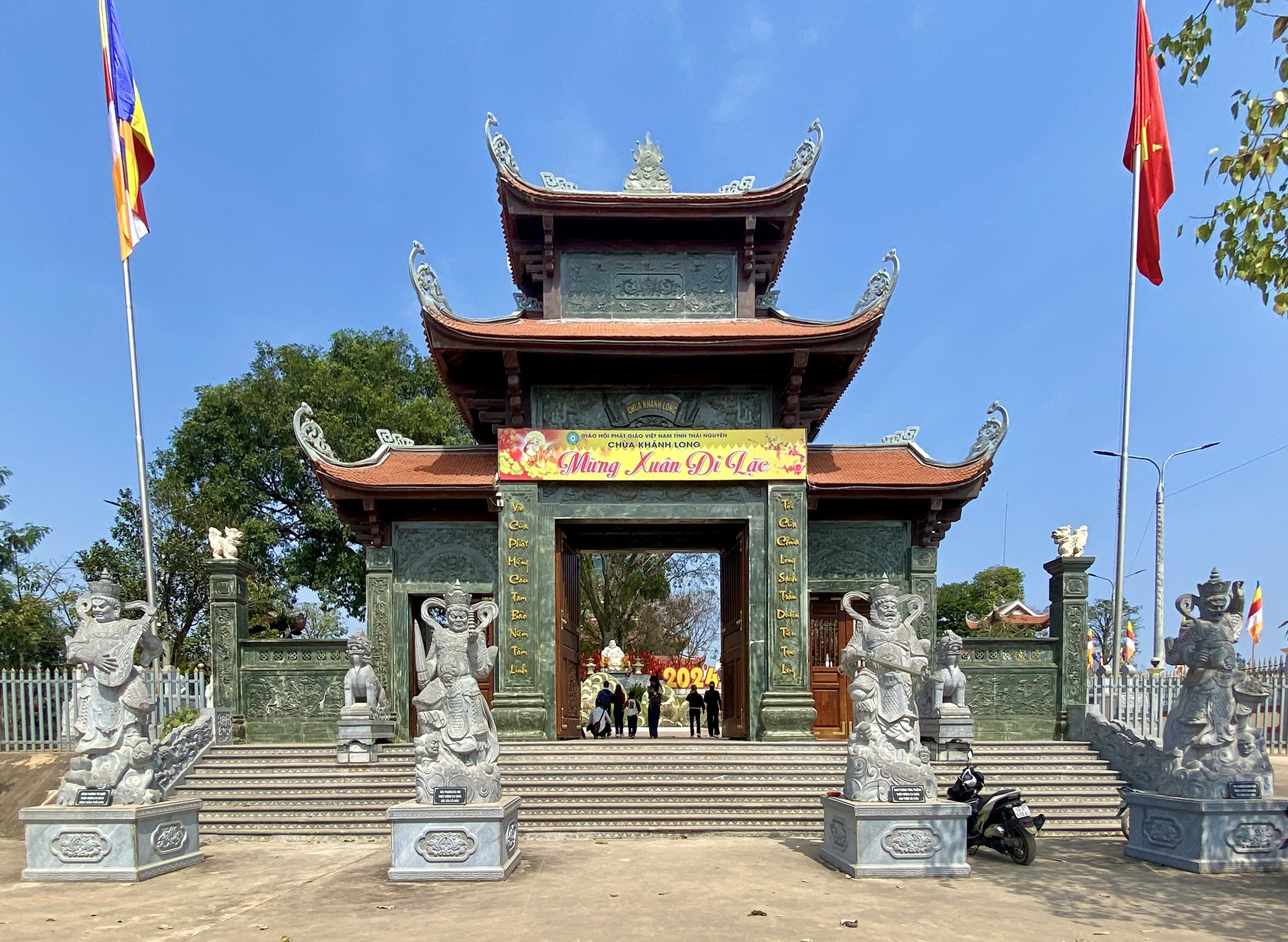 Cổng chùa Khánh Long