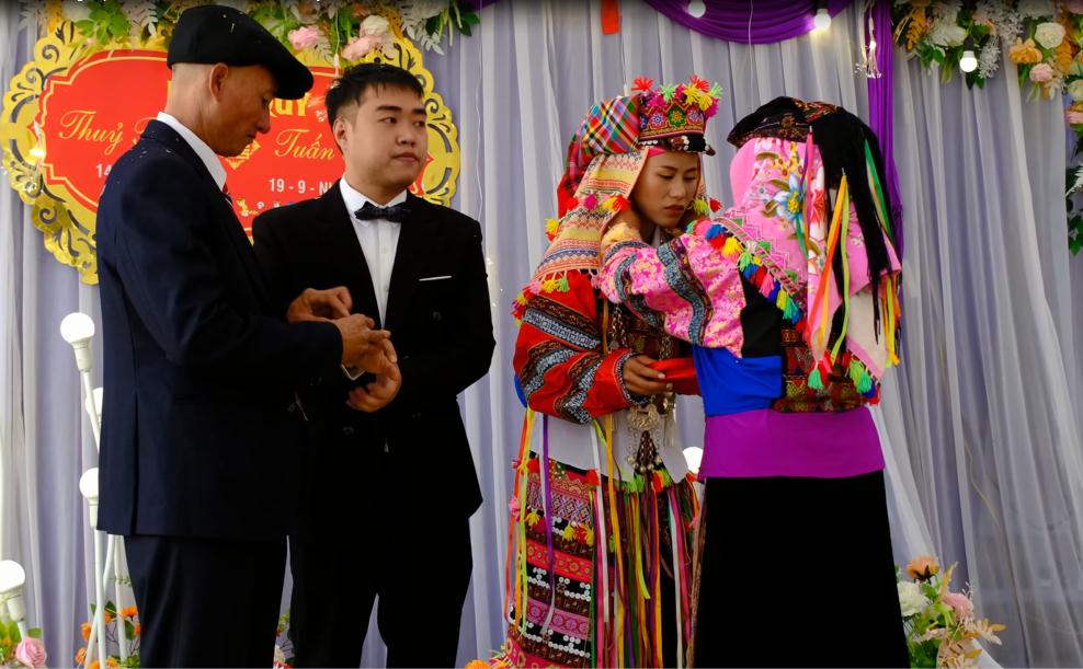 Bố mẹ cô dâu trao của hồi môn cho đôi vợ chồng trẻ trong nghi lễ cưới 