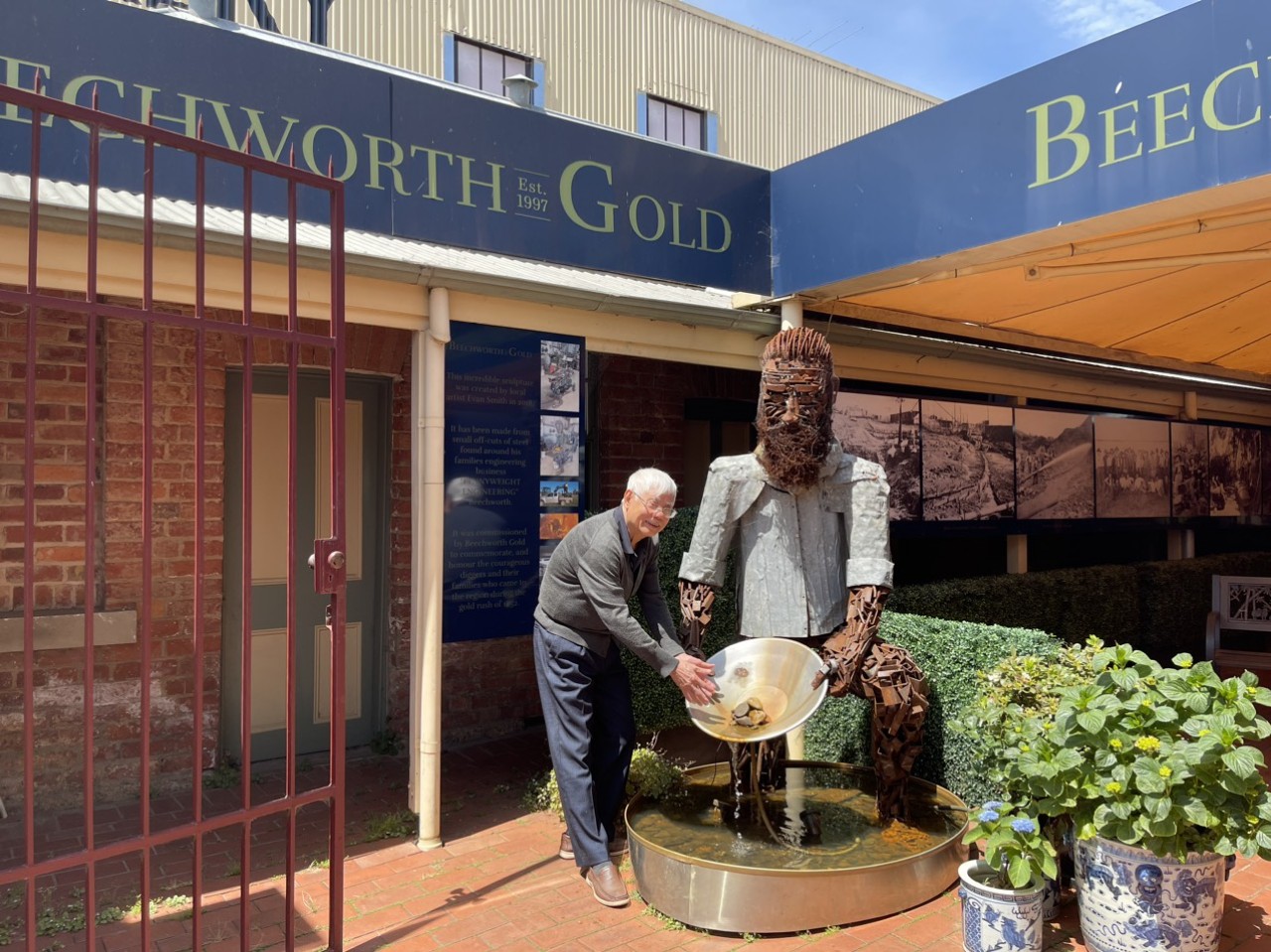 Bên bức tượng mô phỏng cảnh đào vàng ở thành phố Beechworth