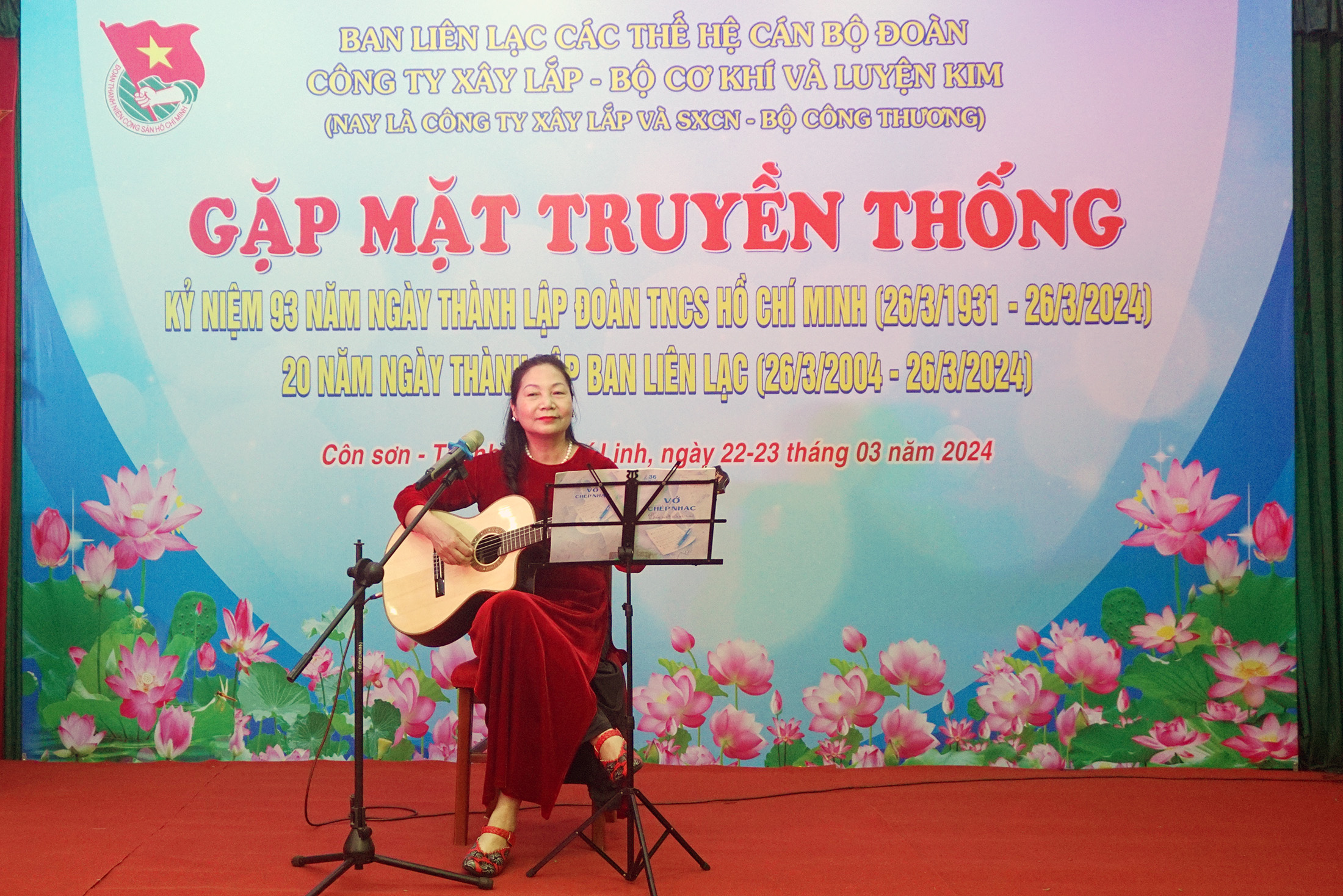 Nhà báo Minh Hằng (hội viên Hội Văn học nghệ thuật tỉnh) giao lưu tại chương trình với bài hát 