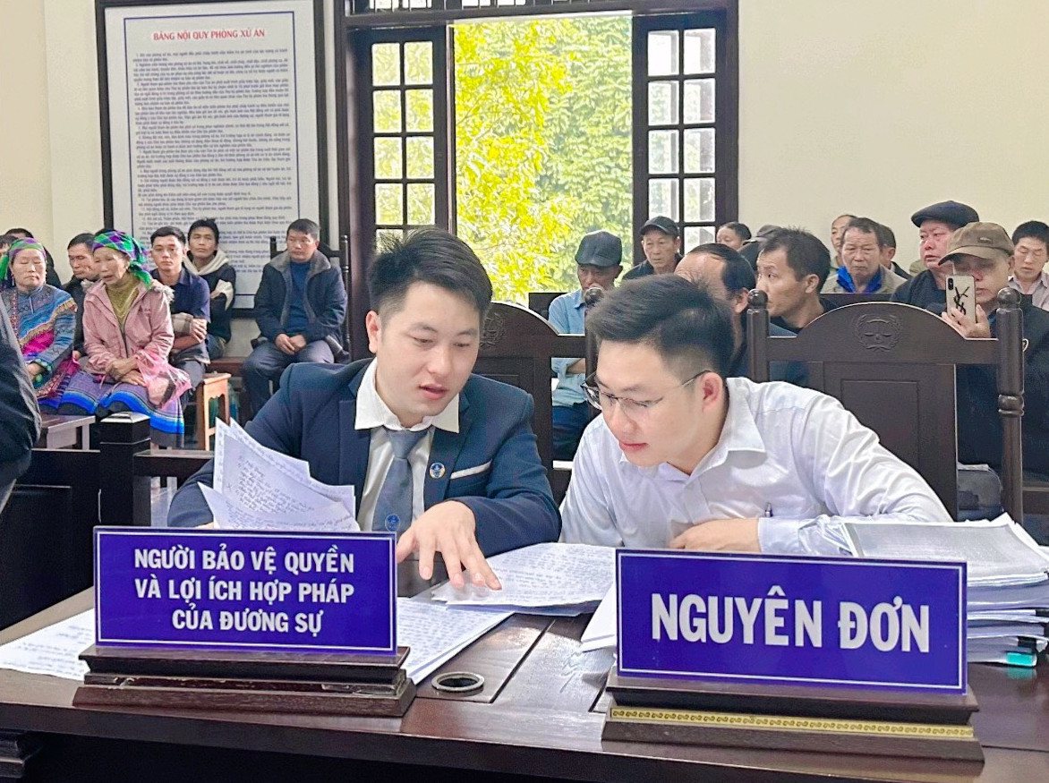 Sùng Văn Ngài (phải) đại diện quyền lợi hợp pháp cho nguyên đơn, tại Tòa án nhân dân tỉnh Cao Bằng
