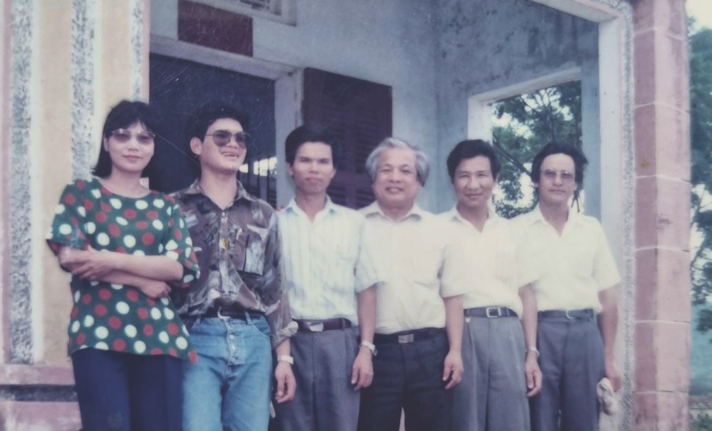 Nhà thơ Hà Đức Toàn (thứ tư từ trái sang) và các đồng nghiệp trong một chuyến đi thực tế năm 1995