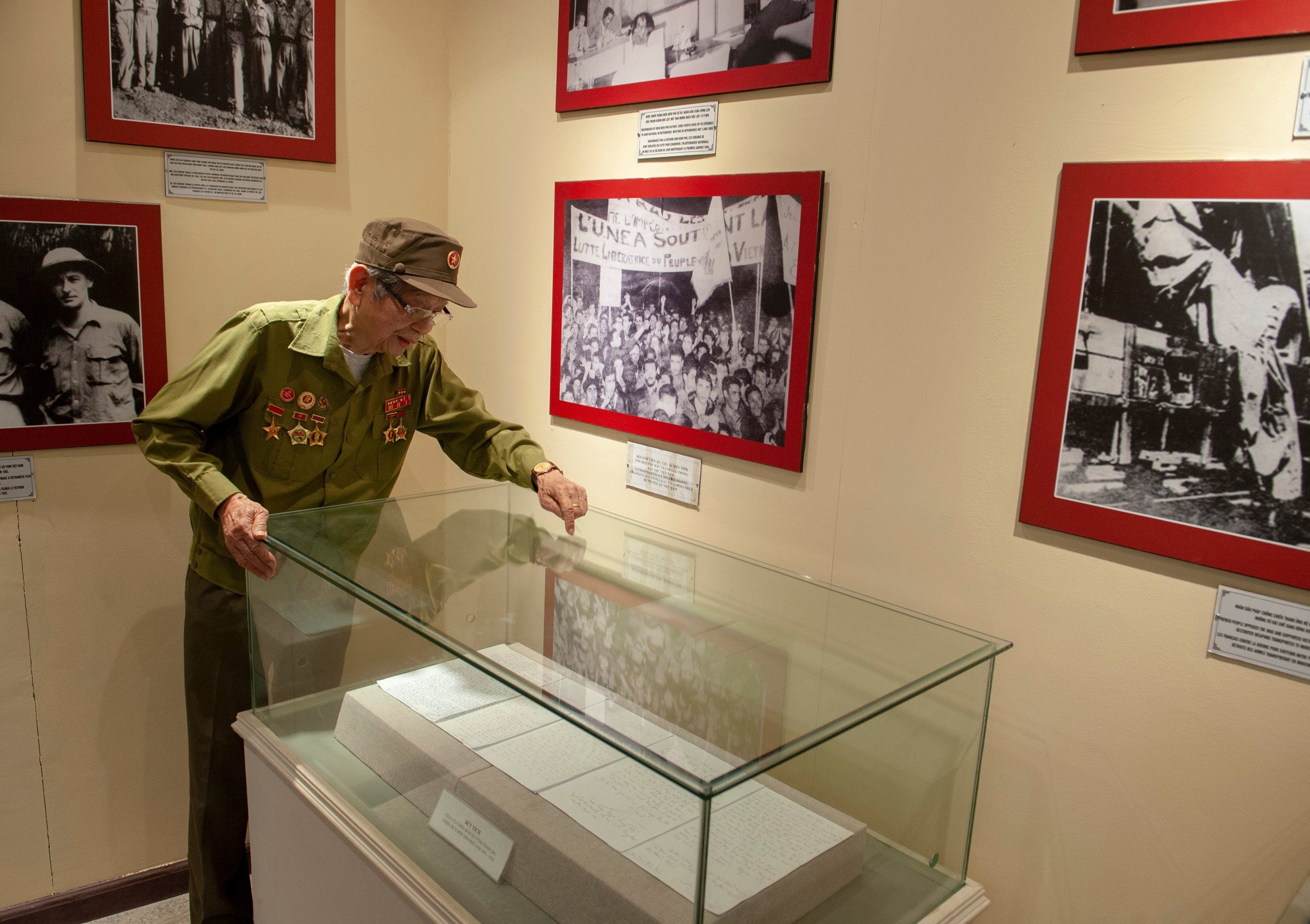 Ông Tăng xem tài liệu nói về ông trưng bày tại Bảo tàng Chiến thắng lịch sử Điện Biên Phủ. Ảnh: Ngọc Như Hải