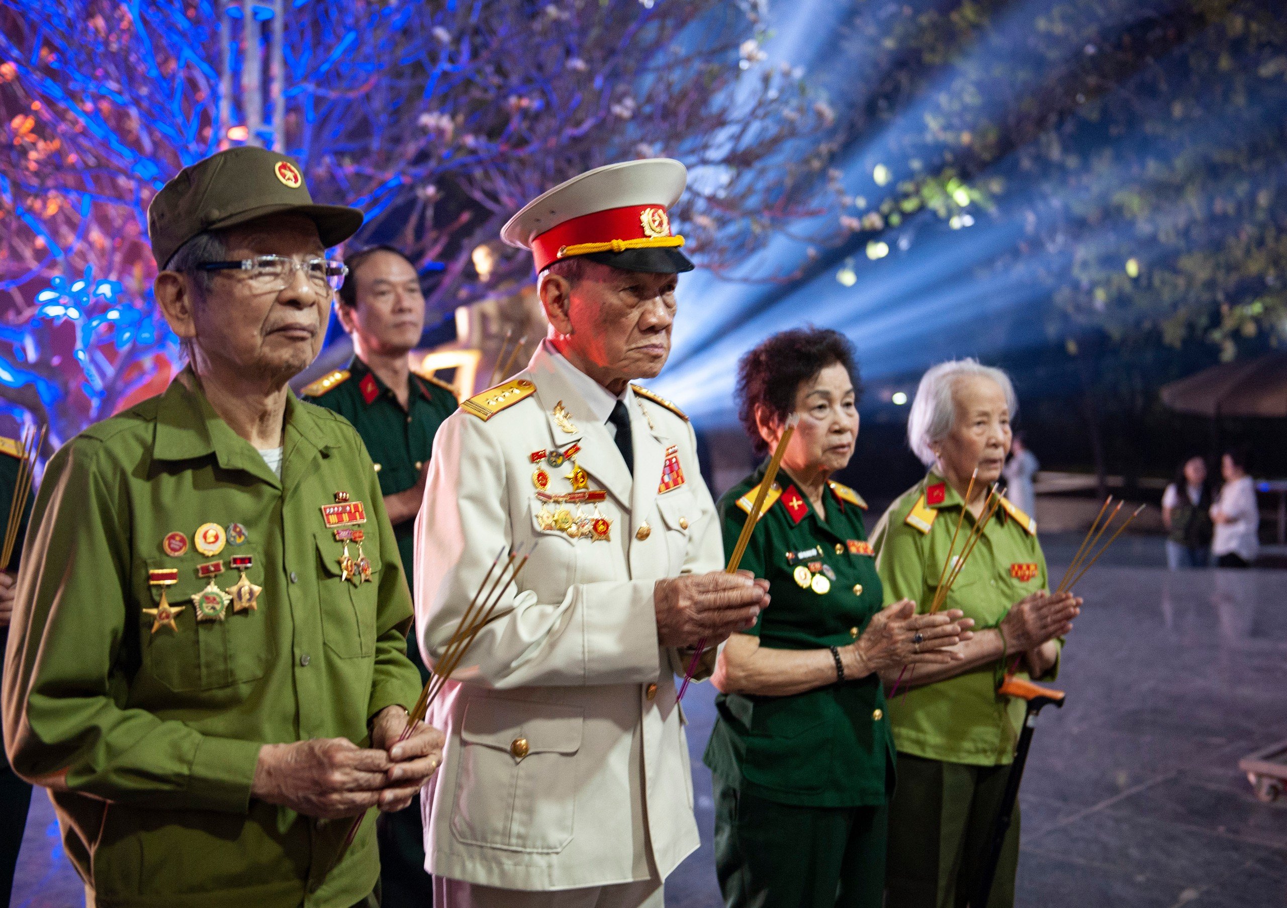 Ông Tăng (ngoài cùng bên trái) cùng các nhân chứng tham gia làm phim tư liệu về Điện Biên Phủ (tháng 4/2024). Ảnh: Ngọc Như Hải