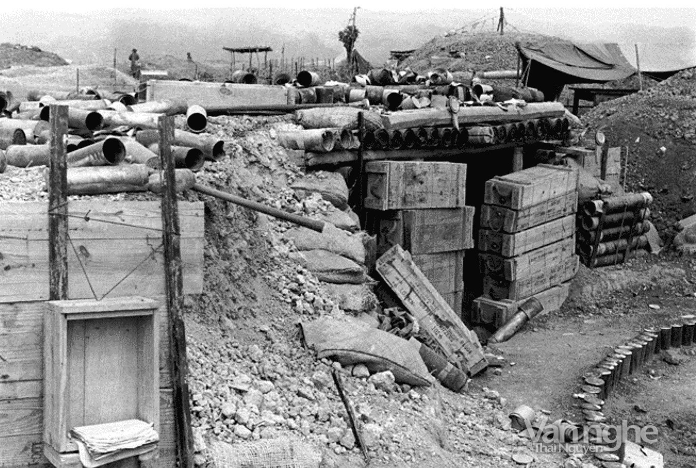 Hầm trú ẩn tại cứ điểm trong trại cố thủ Điện Biên Phủ với những thùng thuốc nổ và vỏ đạn.