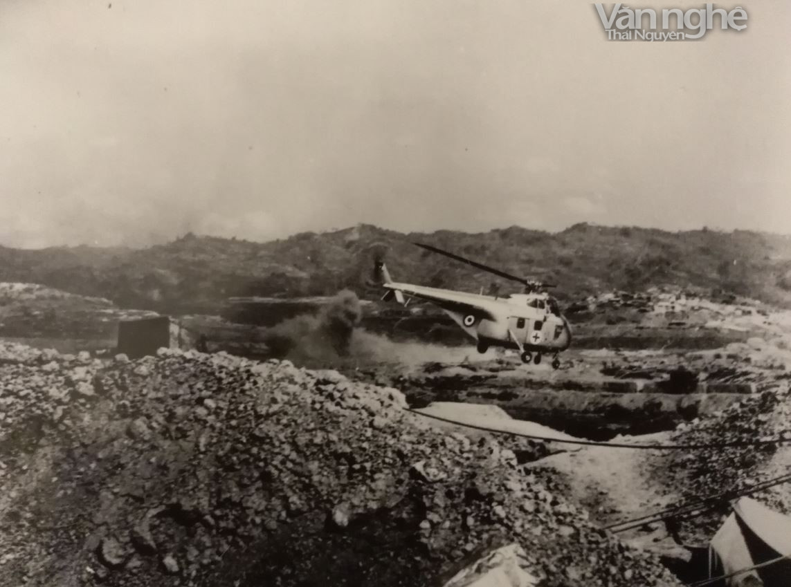 Trực thăng Victor Alpha của Ela 52 cất cánh và gặp thảm họa hỏa lực của Việt Minh