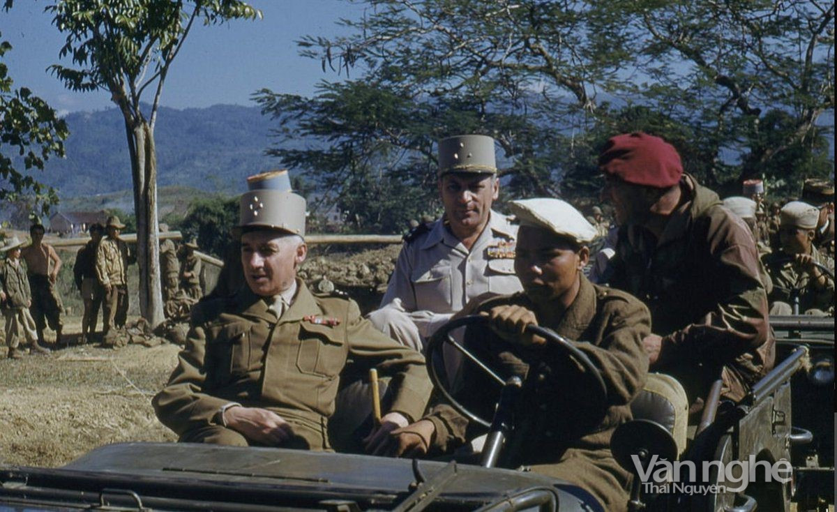 Từ trái qua: Tướng Navarre, Cogny và Gilles (ngồi phía sau)