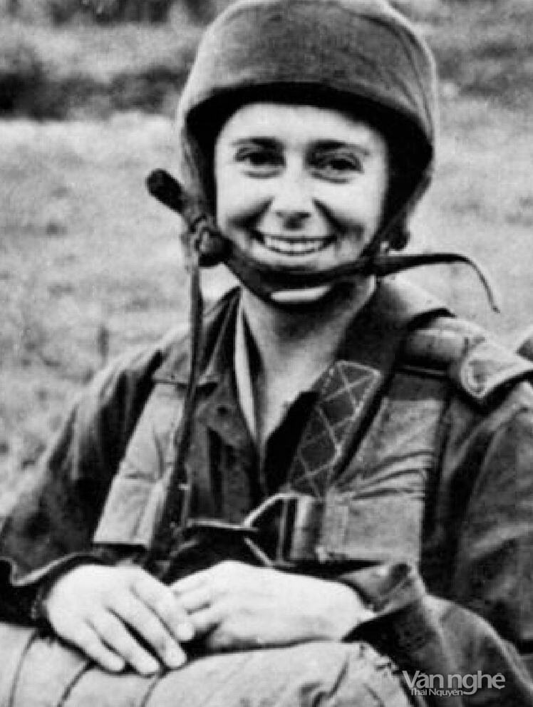 Brigitte Friang (1924-2011). Nữ phóng viên đầu tiên ở chiến trường Điện Biên Phủ. Bà từng kỷ niệm sinh nhật lần thứ 30 vào ngày 23 tháng 1 ngay tại chiến trường.