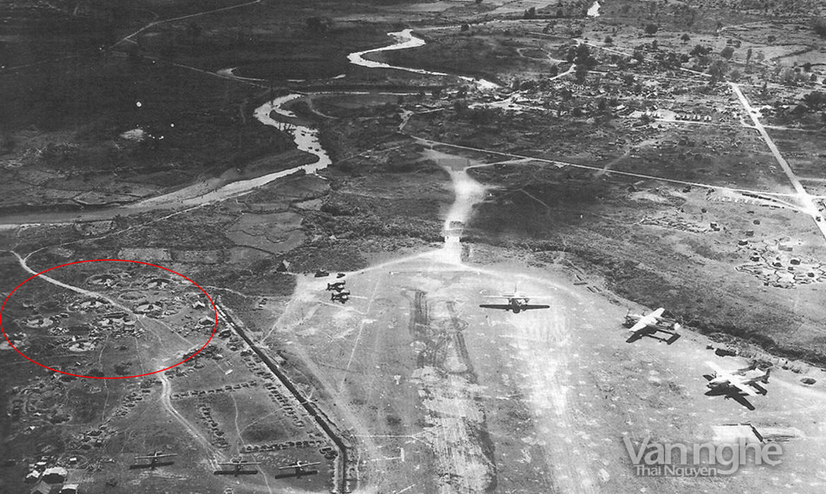 Phía nam đường băng, trại đang được dựng lên. Phía sau là pháo binh (vị trí khoanh đỏ, gần bờ sông Nậm Rốm)