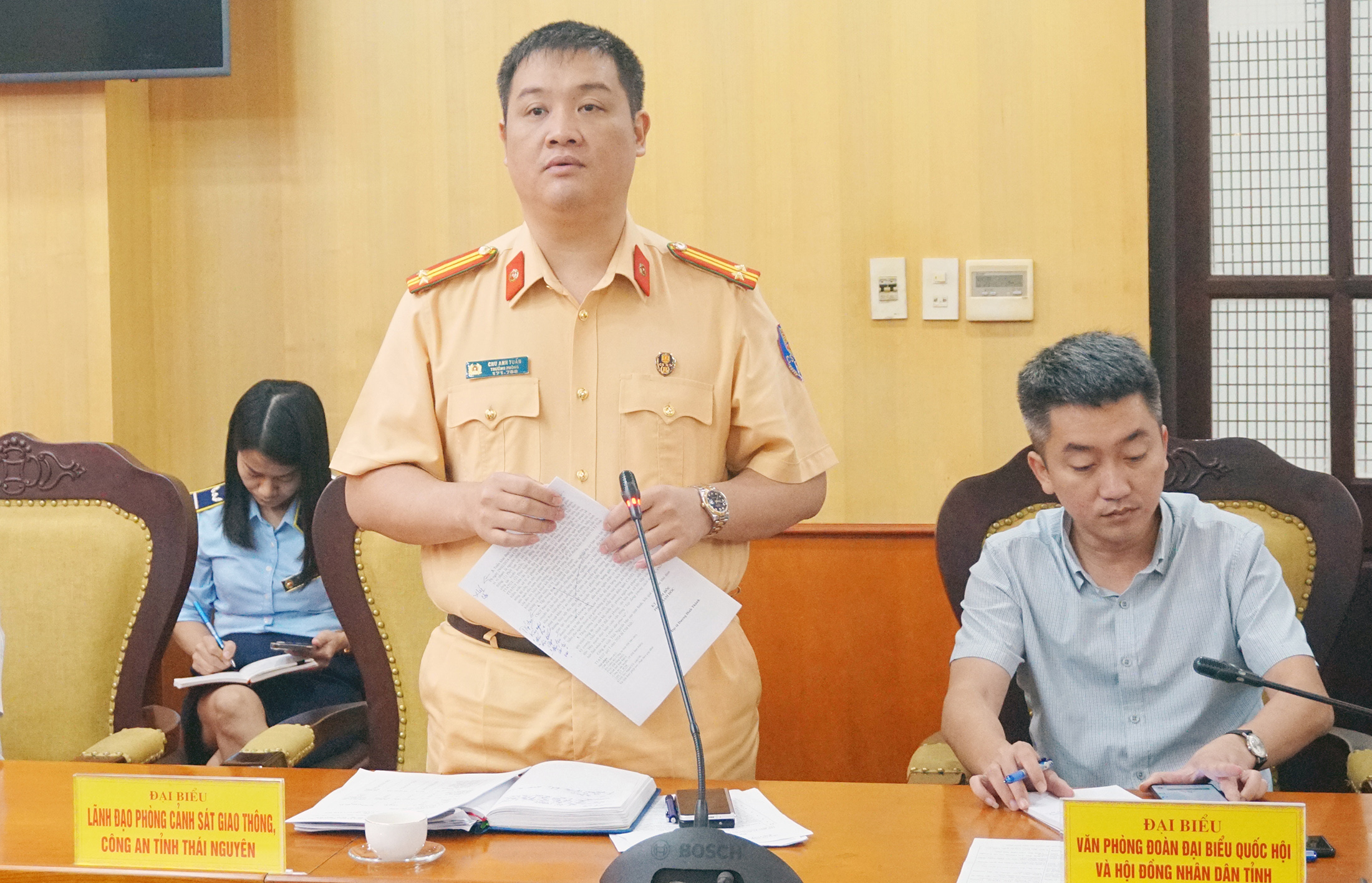 Trung tá Chu Anh Tuấn, Trưởng Phòng Cảnh sát giao thông (Công an tỉnh Thái Nguyên) cung cấp thông tin tại Hội nghị