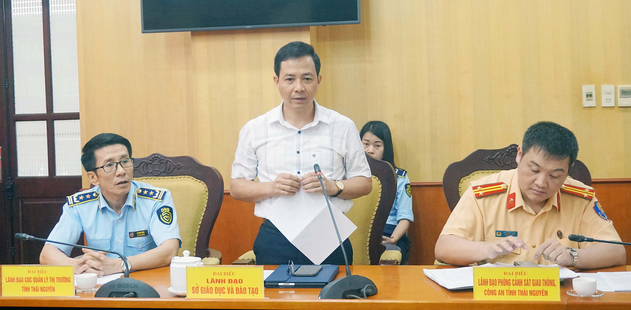 Đồng chí Nguyễn Văn Hưng, Phó Giám đốc Sở Giáo dục và Đào tạo thông tin tại Hội nghị