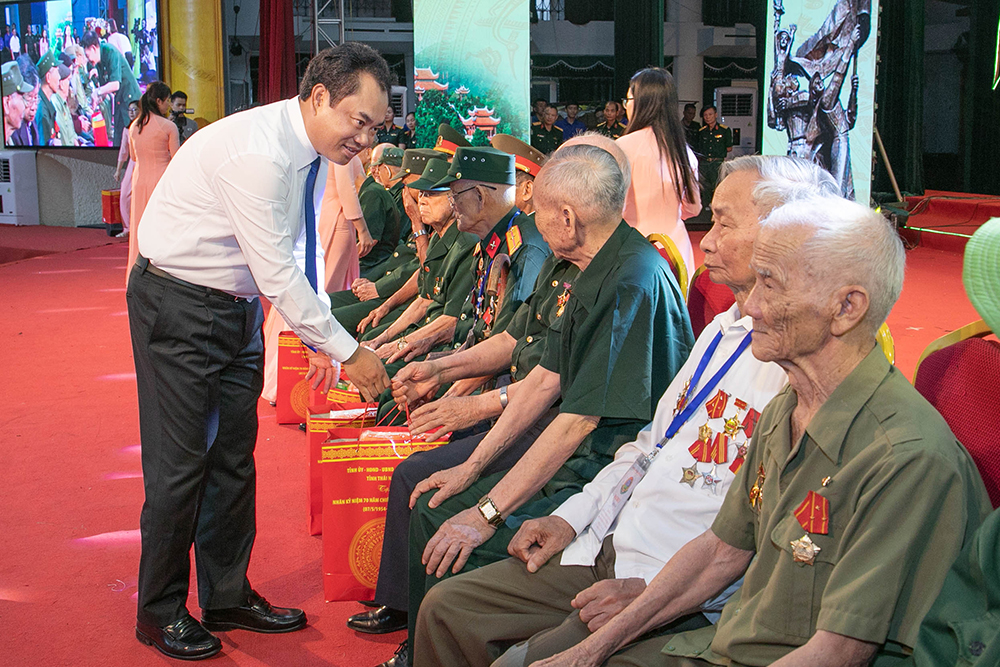 Đồng chí Chủ tịch UBND tỉnh Trịnh Việt Hùng trao quà tặng các chiến sĩ Điện Biên, TNXP