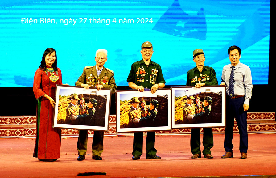 Ban Tổ chức tặng tác phẩm đoạt Huy chương Vàng cho các nhân vật trong tác phẩm
