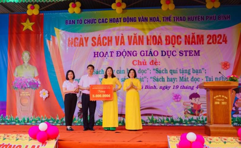 Trung tâm Văn hóa - Thể thao và Truyền thông huyện hỗ trợ 5 triệu đồng  mua sách cho Thư viện trường Tiểu học Dương Thành