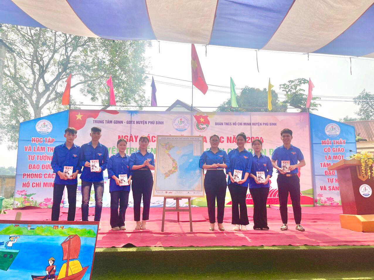 Huyện đoàn Phú Bình trao tặng sách Nhật ký Vũ Xuân cho thư viện Trung tâm Giáo dục nghề nghiệp - Giáo dục thường xuyên huyện