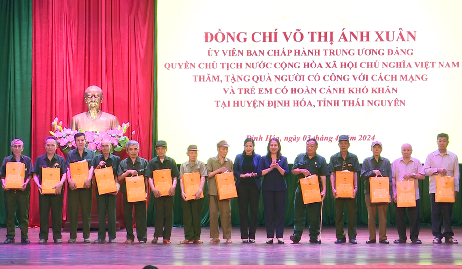 Quyền Chủ tịch nước Võ Thị Ánh Xuân dâng hương tưởng niệm Chủ tịch Hồ Chí Minh tại ATK Định Hóa