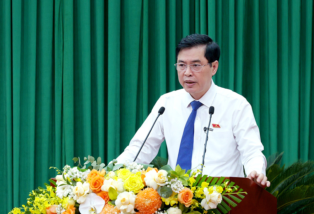 Đồng chí Lê Văn Tâm, Trưởng Ban Kinh tế - ngân sách HĐND tỉnh trình bày báo cáo kết quả thẩm tra các tờ trình và dự thảo Nghị quyết tại Kỳ họp