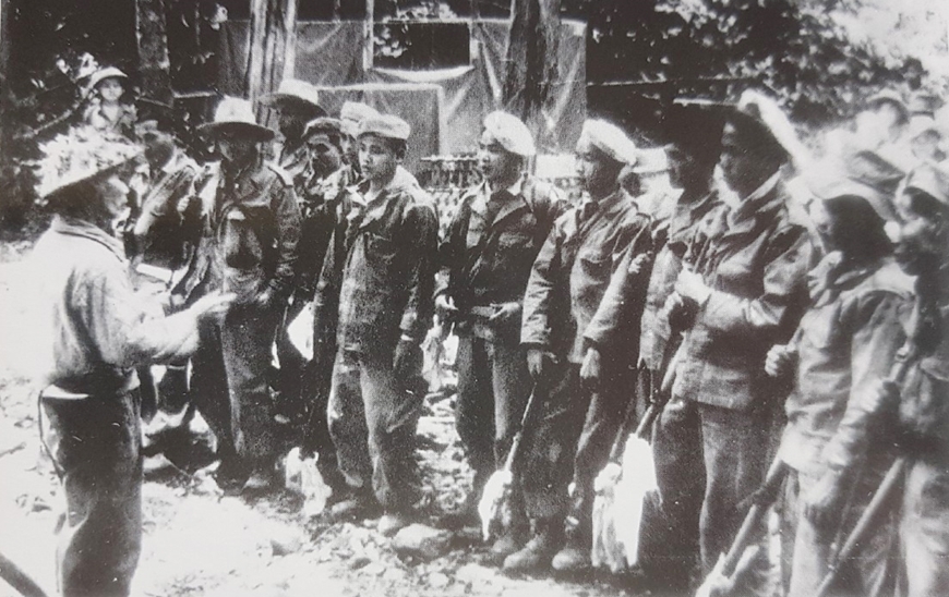 Cán bộ Đại đoàn 308 giải thích chính sách cho hàng binh ở Bản Kéo vừa ra hàng trong Chiến dịch Điện Biên Phủ năm 1954. Ảnh tư liệu lịch sử