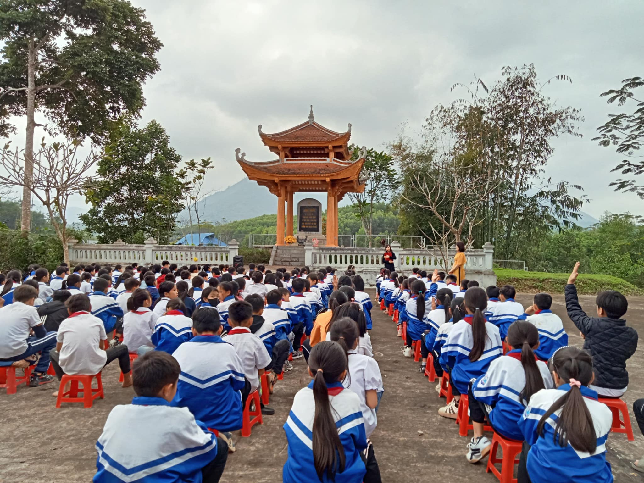 Học sinh tham gia chương trình ngoại khóa giáo dục về lịch và truyền thống cách mạng tại một điểm di tích lịch sử ở ATK Định Hoá. Nguồn: atkthainguyen.org.vn