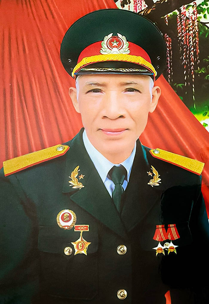 Ông Lê Trọng Hiệp chụp khi làm kỷ niệm chương Chiến sĩ Điện Biên