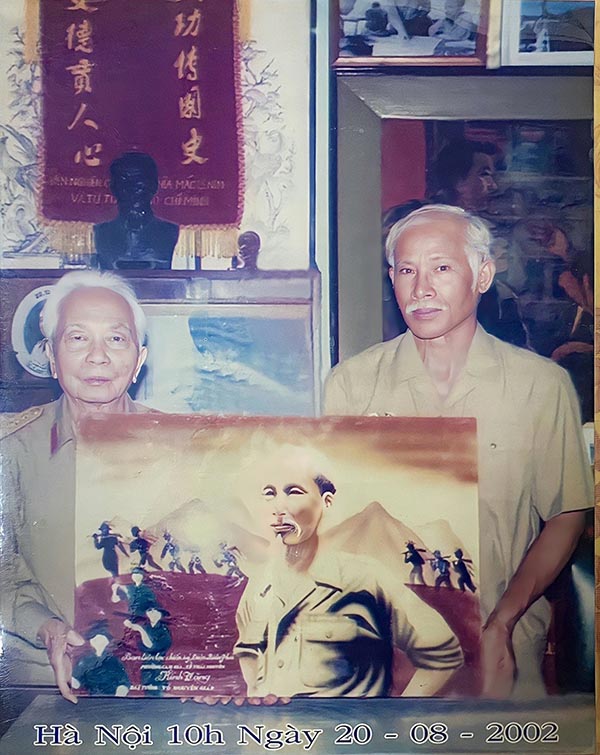 Ông Lê Trọng Hiệp thay mặt đoàn cựu chiến Binh tặng Đại Tướng Võ NGuyên Giáp bức tranh sơn mài