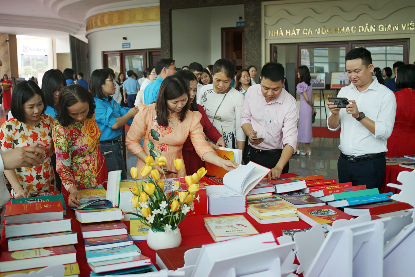 Các đại biểu thăm quan không gian trưng bày sách và các tác phẩm đoạt giải bên lề Hội nghị